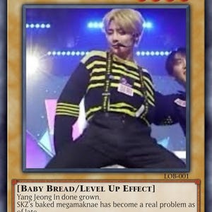 Tarjeta coleccionable parodia de YuGiOh inspirada en SKZ: humor espiritual para fans del K-Pop - Crisis Croissant