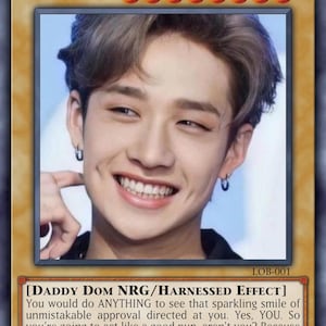SKZ-Inspirierte YuGiOh Parodie Sammelkarte - Spiritueller Humor Sammlerstück für K-Pop Fans - Bang Approval Bewertung