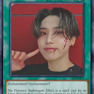 Tarjeta coleccionable parodia de YuGiOh inspirada en SKZ: Humor espiritual para fans del K-Pop - Efecto Florence Nightingale