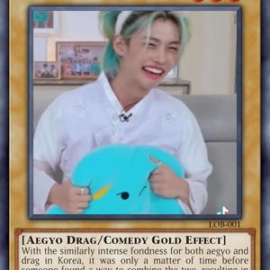 SKZ-Inspirierte YuGiOh Parodie Sammelkarte - Spiritueller Humor Sammlerstück für K-Pop Fans - Baby Girl Yongbok