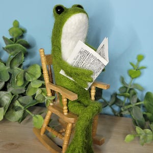 Needle Felted Frog Sculpture: Handmade Cottagecore Desk Decor