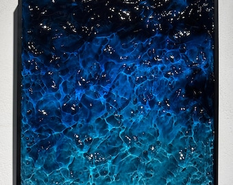 Arte en resina con forma de ola oceánica: Escultura mural costera azul profundo en 3D.
