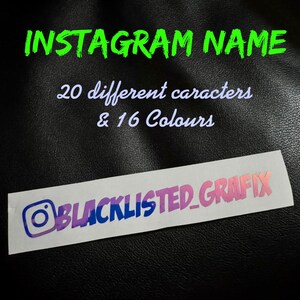 Può includere: Un adesivo bianco con un logo Instagram sfumato rosa, blu e viola e il testo "BLACKLISTED_GRAFIX". L'adesivo è su uno sfondo nero. Il testo "INSTAGRAM NAME 20 different characters & 16 Colours" è sopra l'adesivo.
