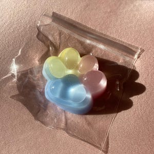 Lindo y pequeño taba arcoíris blandito