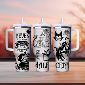 Könnte beinhalten: Drei weiße isolierte Becher mit schwarzen Grafiken und weißen Griffen. Die Becher zeigen Designs eines Drachen, einer Hexe und Text, der lautet "NEVER LET YOUR WINGS BE STOLEN FROM YOU" und "MALE CENT". Jeder Becher hat einen weißen Deckel und Strohhalm.