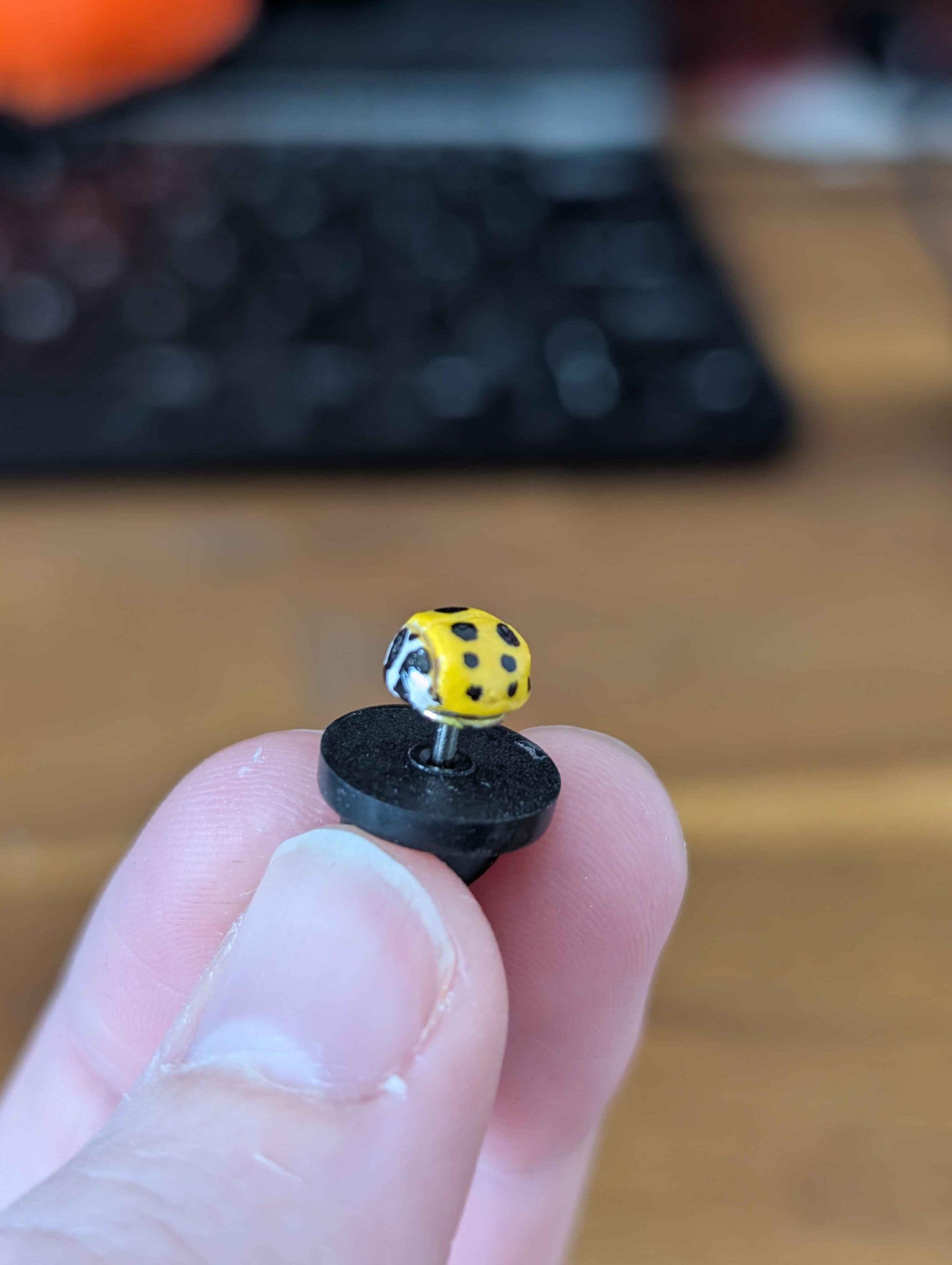 リアルなてんとう虫のピンバッジ：手作りの昆虫ピンバッジポリマー