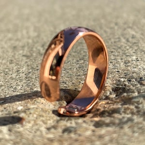 Op de afbeelding: Een eenvoudige, gepolijste roségouden ring.