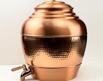 Dispensador de agua de cobre puro de 2 galones con grifo / Tanque de agua de cobre artesanal / Almacenamiento de agua ayurvédico / Bienestar para el hogar y la cocina