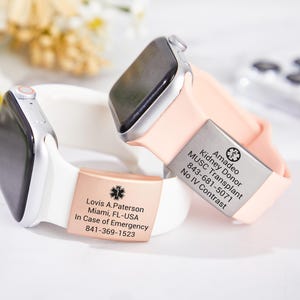 Puede incluir: Dos bandas para Apple Watch con etiquetas de alerta médica grabadas. La banda superior es rosa con una etiqueta plateada que dice "Amadeo Kidney Donor MUSC Transplant 843-681-5071 No IV Contrast". La banda inferior es blanca con una etiqueta de oro rosa que dice "Lovis A. Paterson Miami, FL-USA In Case of Emergency 841-369-1523".