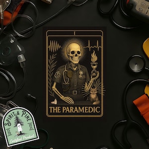 Peut inclure: Illustration de carte de tarot avec un squelette de paramédic portant un stéthoscope, tenant un sablier et un renard. La carte est intitulée "THE PARAMEDIC" avec un fond noir et des accents dorés. Un autocollant avec un arbre et un fantôme est en bas à gauche.