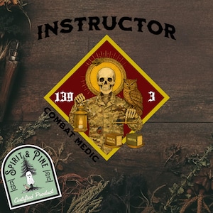 Puede incluir: Diseño gráfico con una calavera en uniforme militar sosteniendo una linterna y una balanza, con un búho posado en su hombro. El diseño incluye el texto "INSTRUCTOR", "COMBAT MEDIC" y "139". Una pegatina de "Spirit & Pine" está en la esquina inferior izquierda.
