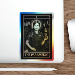 Autocollant holographique de tarot EMS « The Paramedic » | Vinyle découpé unique pour secouristes, cadeaux EMS, carte de tarot, ambulanciers paramédicaux, ambulanciers