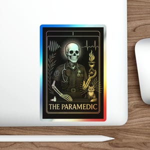 Autocollant holographique « The Paramedic » Tarot squelettique EMS | Vinyle découpé unique pour secouristes, cadeaux EMS, cartes de tarot, ambulanciers paramédicaux, ambulanciers