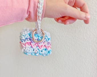 Custodia per AirPods all'uncinetto con stampa tie-dye! Con anello a scatto dorato.