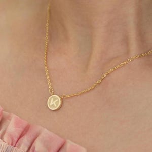 Collar con inicial de disco personalizado: colgante con inicial circular, collar con inicial bañado en oro de 18 quilates, collar con letra personalizada, regalo de dama de honor