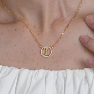 Collar con letra L bañado en oro: collar con inicial circular pavé, marco redondo con incrustaciones de circonitas y colgante de letra, joyería personalizada brillante.