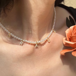 Colar personalizado com nome de pérola e pingentes de letras CZ | Colar com iniciais em prata 925 | Joias delicadas em ouro ou prata | Presente para ela