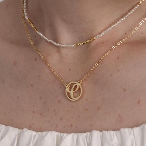 Collar con inicial C: collar artístico con inicial, colgante personalizado con letra en círculo, elegante joya con monograma, regalo único para ella.