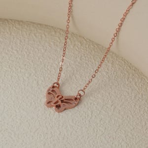 Collar con inicial de mariposa para niños: collar con inicial infantil, bonito colgante de letra de mariposa para niños, collar infantil personalizado