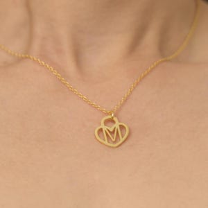 Collar personalizado con inicial y corazón: collar con corazón y letra, regalo para ella, collar con inicial M, collar para mujer, collar delicado