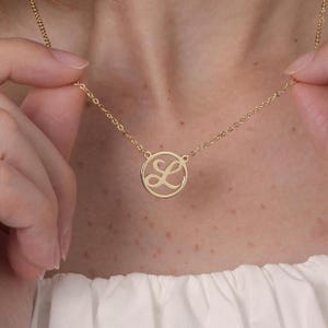 Colgante de letra circular personalizado: collar con inicial con fuente artística, collar con letra L, collar con letra chapado en oro, collar con colgante de letra