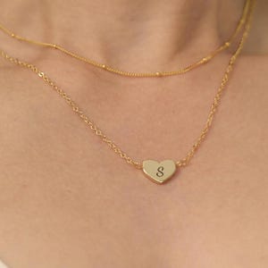 Collar con inicial en el corazón: colgante con letra grabada, collar con inicial y corazón, delicado collar con monograma, regalo de aniversario