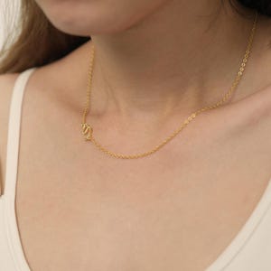 Collar con inicial lateral: delicado colgante personalizado con letra en plata S925, regalo de joyería S