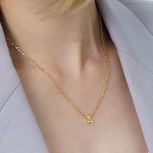 Collar con inicial pequeña en plata S925: collar con inicial diminuta bañada en oro, collar con letra mini, collar con letra minimalista, regalo de cumpleaños