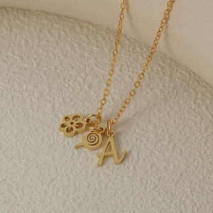 Collar con inicial para niños: colgante con letra divertida y un bonito dije (arcoíris, piruleta, flor, estrella). Joyería con inicial para niños.
