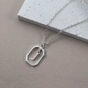 Collar de plata con inicial J: collar con inicial en forma de octágono, colgante con letra flotante, joyería geométrica personalizada, regalo personalizado para ella