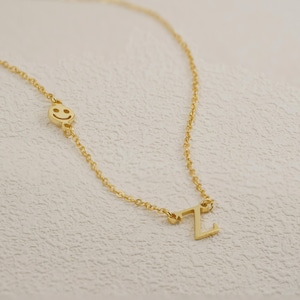 Collar con inicial Z: delicado collar con inicial y dije de carita sonriente, colgante con letra personalizada, joyería minimalista personalizada, collar para uso diario.