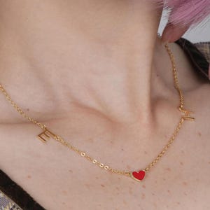 Collar con inicial de corazón: colgante personalizado de dos letras con corazón de resina roja, collar personalizado para pareja, collar para mejores amigos