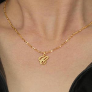 Collar con inicial C bañado en oro: collar con inicial artística, colgante de letra con letra elegante, joyería con monograma personalizado, regalo para ella
