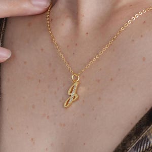 Pingente de letra personalizado com pedras CZ: colar com inicial J, colar com inicial para mãe, pingente com letra J, presente para ela, colar delicado J