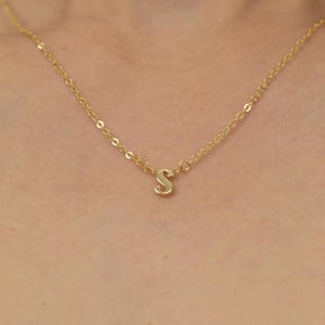 Collar con inicial pequeña: Collar con inicial diminuta bañado en oro, collar con la letra S en plata de ley, regalos para mujeres, mejores amigas con regalos