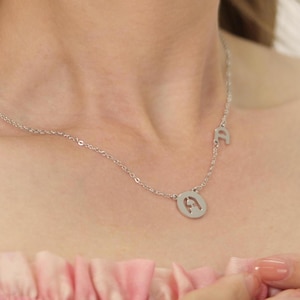 Collar con inicial bañado en oro blanco: collar con inicial recortada, colgante con letra flotante en círculo, collar con monograma lateral, regalo para ella