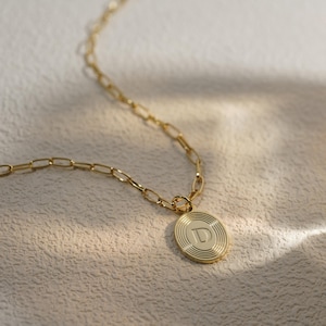 Collar con cadena de clip y letra D: colgante ovalado con inicial, colgante con letra grabada y textura ondulada, collar con inicial llamativa