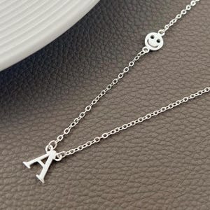 Collar con inicial A en plata de ley: collar con inicial personalizada con dije de carita sonriente, colgante con letra personalizada, bonito collar para diario, regalo para ella