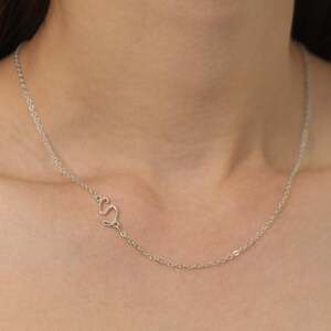 Collar con letra asimétrica personalizado: delicado collar con inicial lateral, colgante de letra personalizado, collar con inicial S, regalo para ella