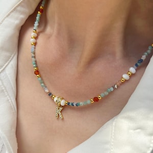 Collar con inicial de cuentas de colores personalizados: colgante de letra de piedra preciosa natural, regalo personalizado para ella, collar bohemio personalizado, collar de verano