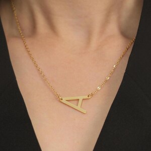 Collar con letra grande lateral: colgante con inicial grande, collar con inicial A en plata de ley, collar con inicial bañado en oro de 18 quilates, regalo de cumpleaños