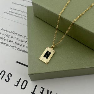 Collar con inicial H dorada, collar con inicial de esmalte negro, colgante cuadrado grabado con rayos de sol, joyería con letras llamativas, collar llamativo, regalo para ella