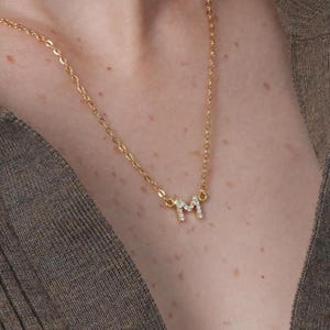 Collar con inicial M bañado en oro: colgante con letra de circonita pavé, collar minimalista con letras, collar con alfabeto personalizado, regalo para ella