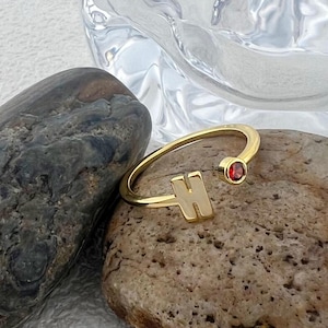 Anillo abierto personalizado con inicial y piedra de nacimiento: anillo con piedra de nacimiento personalizada, anillo con inicial y piedra de nacimiento, anillo apilable con piedra de nacimiento
