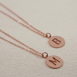 Collar con inicial chapado en oro rosa: collar con letra recortada, colgante con letra hueca en placa circular, delicado collar personalizado, regalo para ella