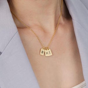 Collar con dije de letra personalizado para mamá / Múltiples colgantes de iniciales cuadradas / Collar con nombre personalizado / Regalo para el Día de la Madre para ella