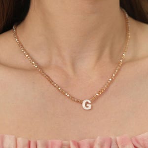 Collar con inicial de nácar: Letra de concha natural con cuentas de cristal, collar con nombre de nácar, collar con palabra de nácar