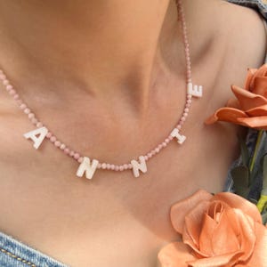 Collar con nombre personalizado con letras de cuarzo rosa y nácar / Regalo personalizado / Joyería de piedra natural / Regalo para ella