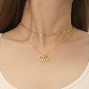 Collar con inicial en el interior del corazón: colgante con letra personalizada en el interior del corazón, colgante con monograma personalizado, joyería de amor, regalo para ella