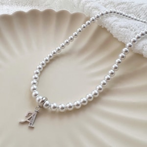 Collar de perla con letra en oro o plata / Delicado colgante con inicial personalizado / Joyería personalizada en plata de ley / Regalo para dama de honor